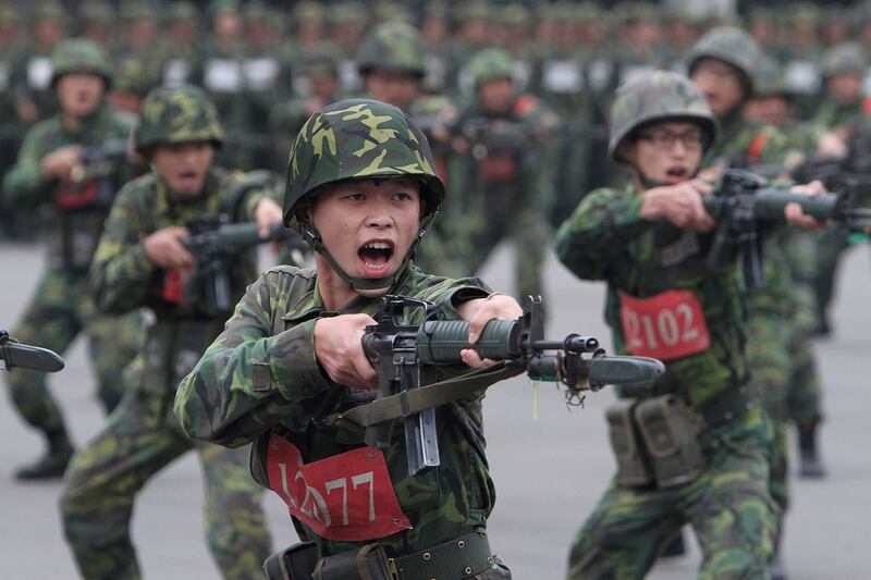2013年4月22日,新兵在台湾新竹县的军事训练中心练习用刺刀冲锋。 (美联社)