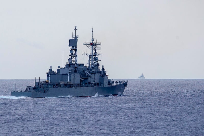 中國舉行「聯合利劍-2024A」軍演期間,台灣派出馬公軍艦(1805)監控解放軍西安軍艦(DDG-153)。(台灣國防部提供)